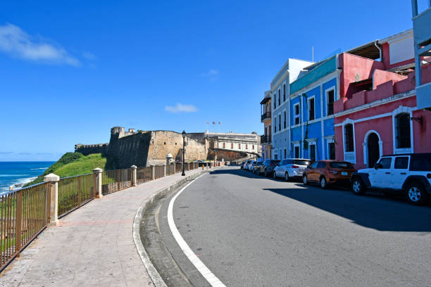 미국 푸에르토리코 섬의 올드 산후안 시에 있는 산 크리스토발 카스티요 요새의 역사적인 유적으로 이어지는 현대적인 건물이 있는 거리. - castillo de san cristobal 뉴스 사진 이미지