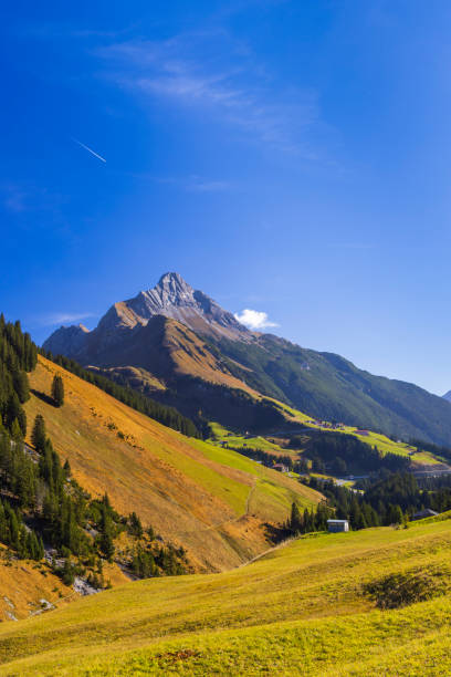 paesaggi vicino a kalbelesee, hochtann mountain pass, warth, vorarlberg, austria - kalbelesee foto e immagini stock