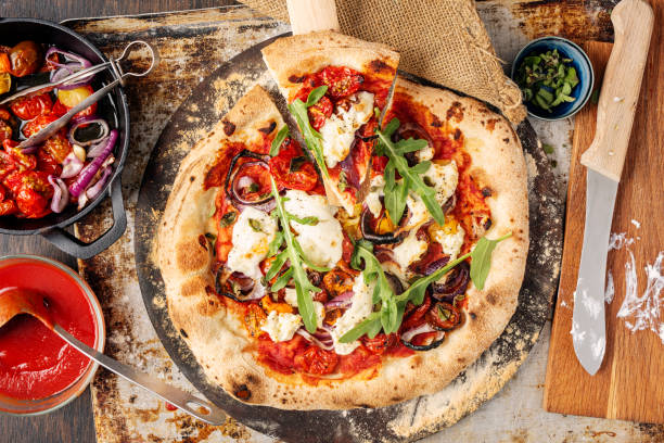 Cтоковое фото Пицца с красным луком и помидорами с бурратой