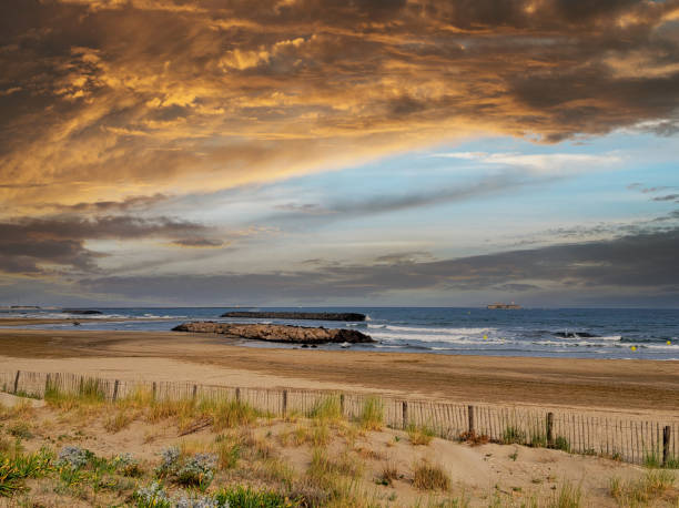 Ciel orageux sur une plage méditerranéenne