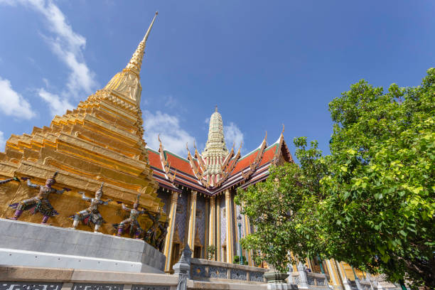 emple szmaragdowego buddy lub świątyni wat phra kaew. - sanam luang park zdjęcia i obrazy z banku zdjęć