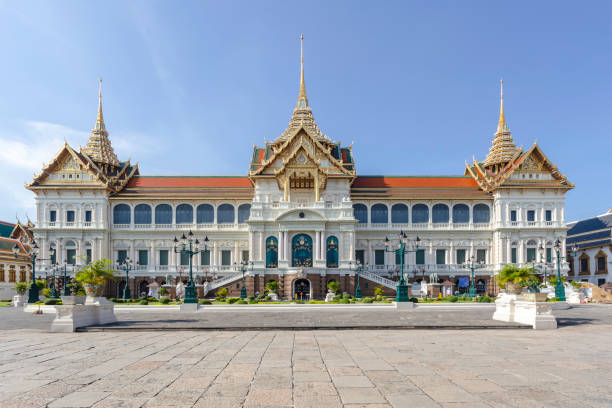 ват пхра кео древний храм и большой дворец в бангкоке. - sanam luang park стоковые фото и изображения