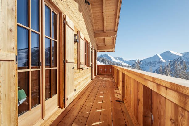 vista sul balcone dallo chalet di legno nelle alpi - austria european alps winter outdoors foto e immagini stock