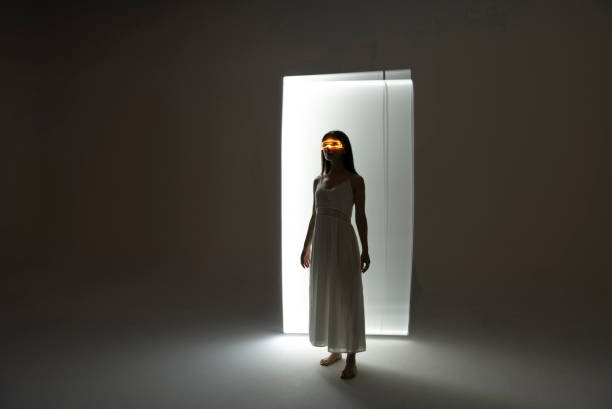 istock Young woman wearing AR glasses 1500583677