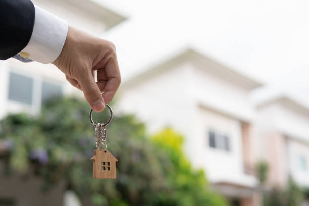 lease, rental and selling home. Real estate agent manager smile holding key for new owner. rent house, Sales, loan credit financial, insurance, Seller, dealer, installment, buy, sell, move in arrendamiento, alquiler y venta de vivienda. gerente de agente inmobiliario sonríe sosteniendo la llave para el nuevo propietario. alquilar casa, ventas, préstamo crédito financiero, seguro, vendedor, concesionario, cuota, comprar, vender, mudarse