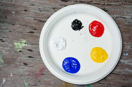 Paper trays for putting paints for painters Mix the colors to draw and paint into your favorite image. There are many watercolors in the tray, blue, red, yellow, white, black, waiting to be mixed to get a new color.