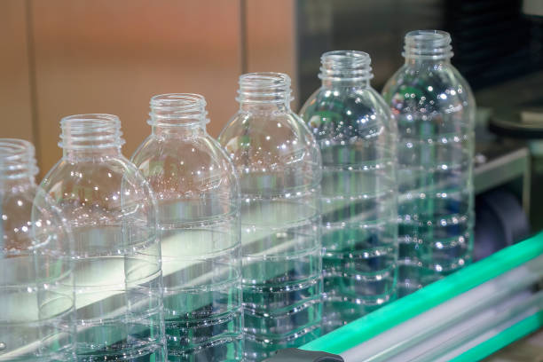 飲料水製造プロセスのハイテク。 - bottling plant bottle filling production line ストックフォトと画像