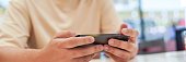 mann-spielt-spiel-auf-dem-handy-gamer-ju