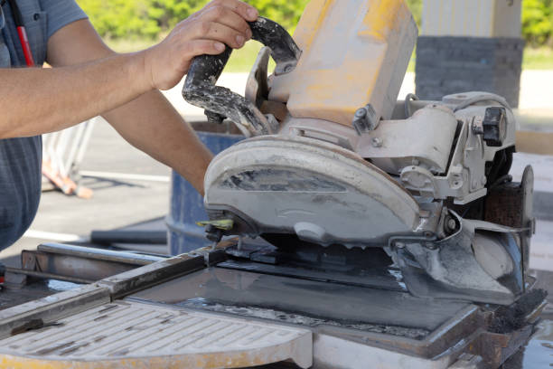 istock Worker with cutting ceramic tile on wet saw machine. 1500625586