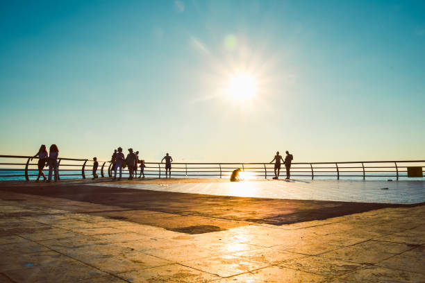 batumi, georgien - 6. august 2022: touristischer spaziergang auf dem batumi-pier im sommer berühmtes reiseziel in georgien. reisetourismus im kaukasus - ajaria stock-fotos und bilder