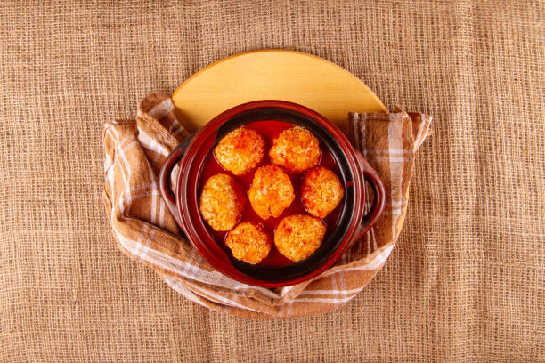 meatballs in clay pot - salisbury steak imagens e fotografias de stock