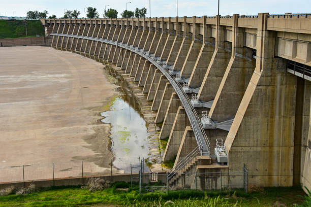 istock Lake level and flood control spillway. 1500635602