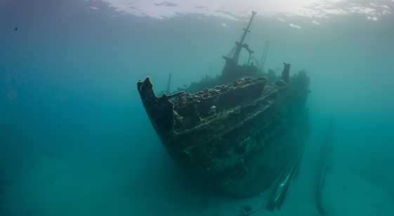 amazing rusty old ship in the depths of the sea with good lighting and sharpness HD