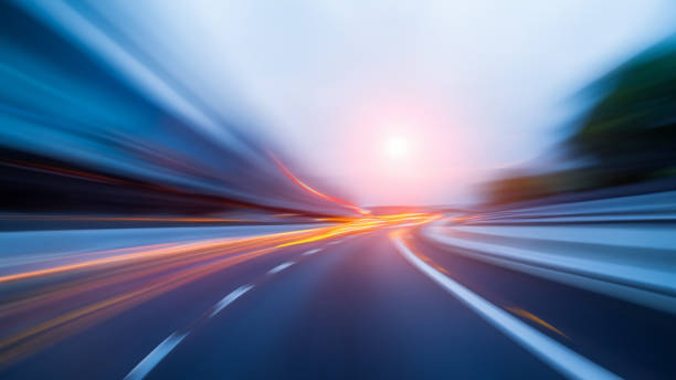 bewegungsverschwommenes bild des verkehrs auf der autobahn - rasen stock-fotos und bilder