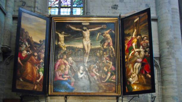 "die kreuzigung" ist ein triptychon, öl auf tafelmalerei altarbild von abt philippe de hosden (1571), das in der kathedrale st. michael und st. gudula in brüssel, belgien, ausgestellt ist. - st michaels church stock-fotos und bilder