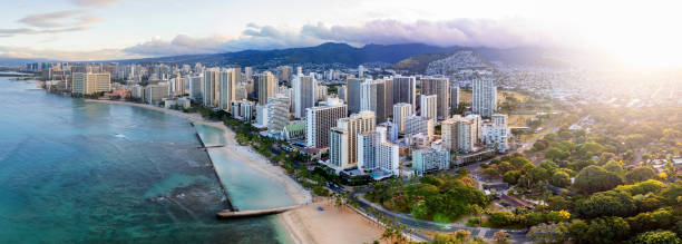 panoramablick bei sonnenaufgang auf die dichtesten teile von honolulu in waikiki und seinen strand und hotels - honolulu oahu vacations park stock-fotos und bilder