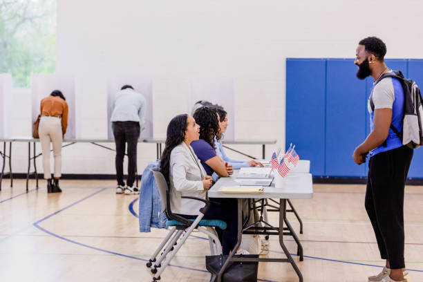 un étudiant se lève à la table pour le vote - election presidential candidate usa bipartisan photos et images de collection