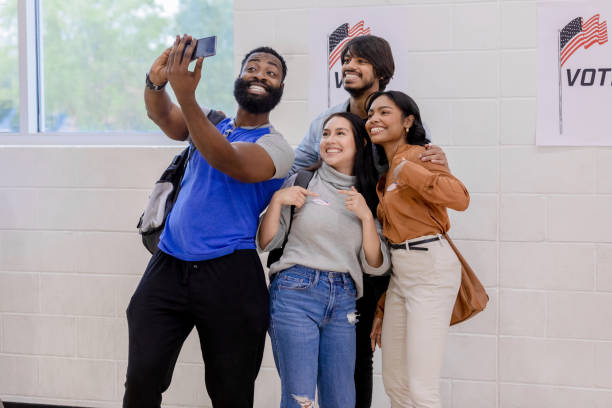 après avoir voté, divers groupes d’amis prennent un selfie - election presidential candidate usa bipartisan photos et images de collection