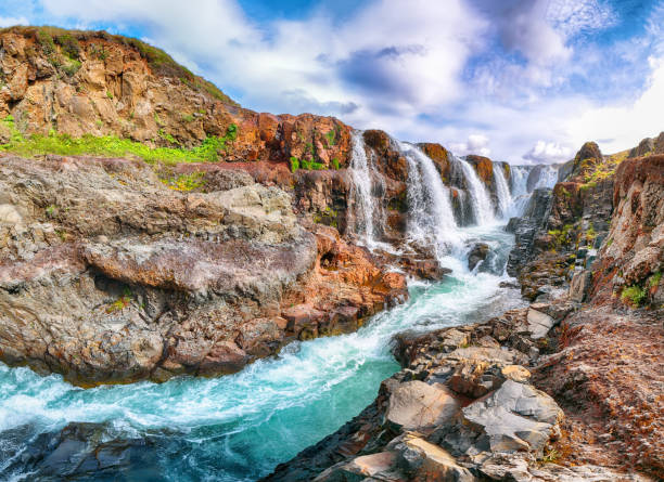 vista mozzafiato della cascata di kolufossar nella giornata di sole estivo. - kolufossar foto e immagini stock