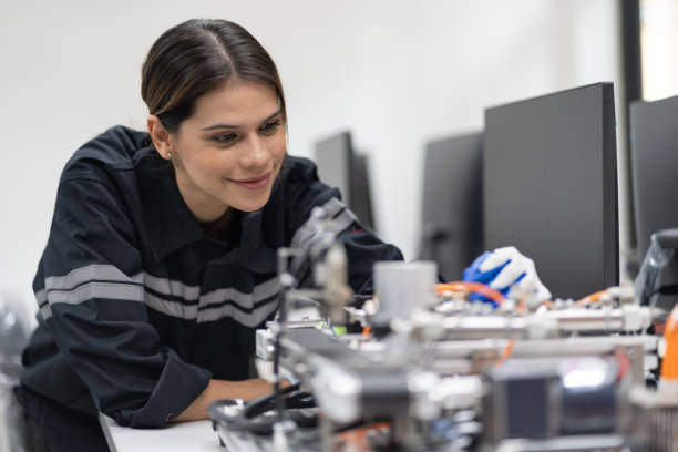 istock Engineer caucasian woman learning repair electric board with computer in class 1500754454