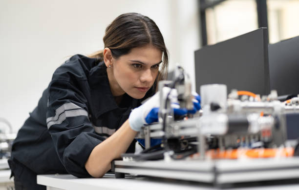 istock Engineer caucasian woman learning repair electric board with computer in class 1500754457