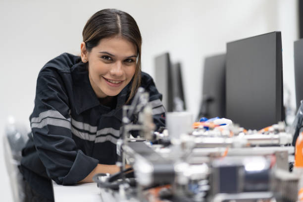 istock Engineer caucasian woman learning repair electric board with computer in class 1500754465