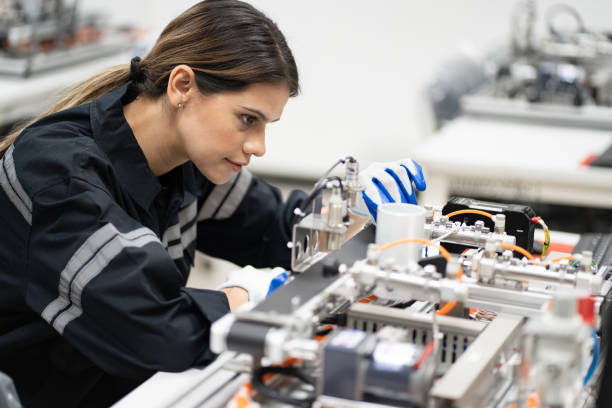 istock Engineer caucasian woman learning repair electric board with tablet computer in class 1500754618
