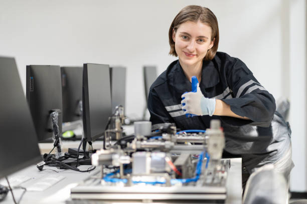 istock Engineer caucasian woman learning repair electric board with computer in class 1500754652