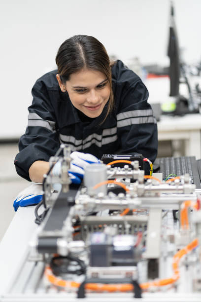 istock Engineer caucasian woman learning repair electric board with tablet computer in class 1500754780