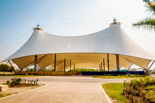 Carpa blanca con corrales para ganado bovino en feria