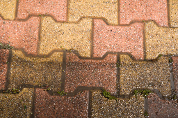 pavement dirt old auto block slab paving slabs floor dirty clean pressured washed concrete before and after cleaning - driveway brick paving stone interlocked imagens e fotografias de stock