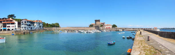 situé au creux de la baie de ciboure et de saint-jean-de-luz, socoa, petit port de pêche d’où partaient les baleiniers au moyen âge, se caractérise par la tour crénelée de son fort - st jean de luz harbor basque provinces france photos et images de collection