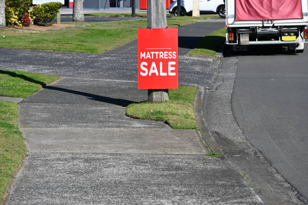 istock Mattress sale sign 1500783944