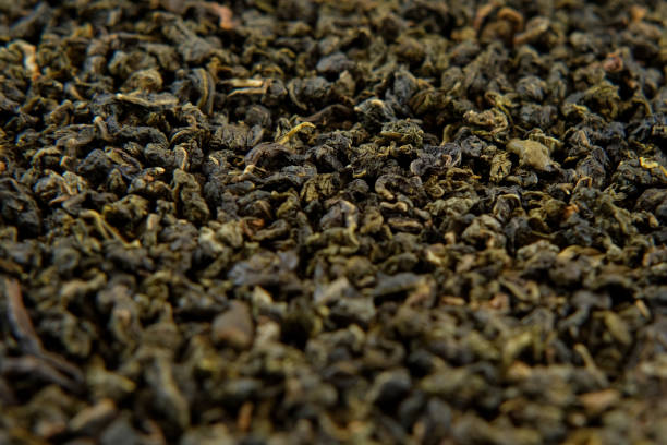 Loose Leaf of Tea. Black dry Tea Wallpaper. Mix Black and Green Tea Leaves. Close Up, Macro. Top View. Texture. Full Frame. Copy Space. Dried Tea. Dark Abstract Food Drink Background. Milk Oolong. Black dry Tea Wallpaper. Black Tea Leaves rotating on Turntable. Close Up, Macro. Top View. Slow Motion. Texture. Full Frame. Copy Space. Dried Tea is Spinning. Dark Abstract Food and Drink Background. Pure Black Tea Rotation. Tea Loose Leaves. hoja suelta de té. fondo de pantalla de té seco negro. mezclar las hojas de té negro y verde. de cerca, macro. vista superior. textura. fotograma completo. espacio de copia. té seco. fondo abstracto oscuro de la bebida de comida. leche oolong