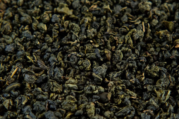 Loose Leaf of Tea. Black dry Tea Wallpaper. Mix Black and Green Tea Leaves. Close Up, Macro. Top View. Texture. Full Frame. Copy Space. Dried Tea. Dark Abstract Food Drink Background. Milk Oolong. Black dry Tea Wallpaper. Black Tea Leaves rotating on Turntable. Close Up, Macro. Top View. Slow Motion. Texture. Full Frame. Copy Space. Dried Tea is Spinning. Dark Abstract Food and Drink Background. Pure Black Tea Rotation. Tea Loose Leaves. hoja suelta de té. fondo de pantalla de té seco negro. mezclar las hojas de té negro y verde. de cerca, macro. vista superior. textura. fotograma completo. espacio de copia. té seco. fondo abstracto oscuro de la bebida de comida. leche oolong