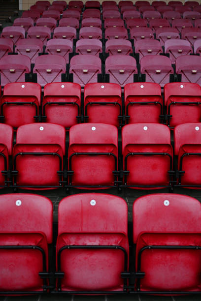 rote sitze im stadion - bleachers stadium empty seat stock-fotos und bilder