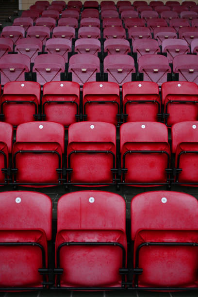 sedili rossi nello stadio - bleachers stadium seat empty foto e immagini stock
