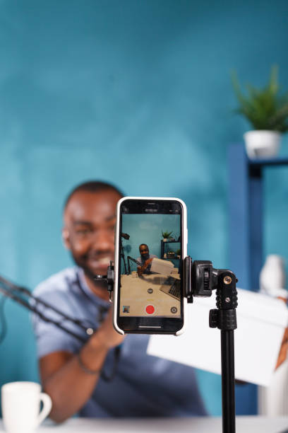 istock Blogger showing giveaway gift on screen 1500820328