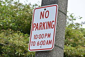 No Parking sign cautioning drivers from parking their cars between 10:00 PM to 6:00 AM