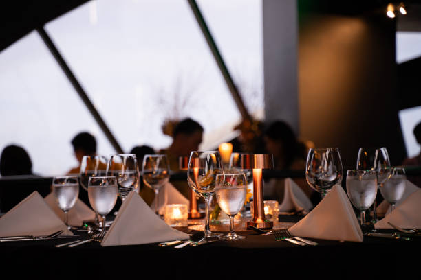 高級レストランのテーブルの上にウイスキーグラスとタンブラーを特別な食事に - whisky glass ice cube alcohol ストックフォトと画像