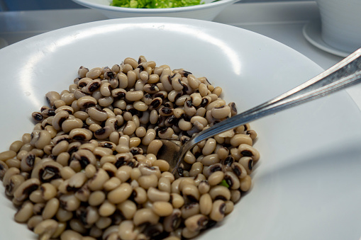 bowl of cooked black eyed peas