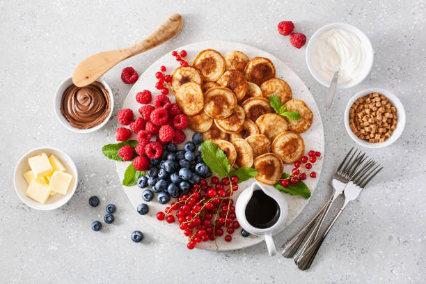 american mini pancake board with berries and maple syrup - norway maple imagens e fotografias de stock