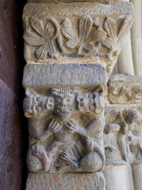 romanisches kapitell von löwen, die einen mann fressen, in der kirche santa maria von baldos, montanana, huesca, spanien. - romanesque stock-fotos und bilder