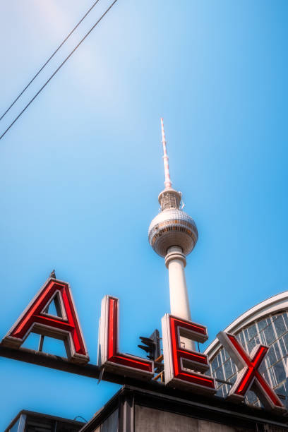 niedrige winkelsicht auf berliner fernsehturm - main street road sign street name sign clear sky stock-fotos und bilder