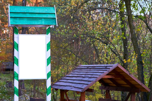 outdoor de escudo de madeira em uma moldura verde para texto, um gazebo para um piquenique na floresta - backpacker green vacations outdoors - fotografias e filmes do acervo