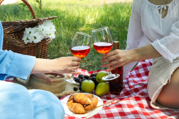 夏の美しい屋外リラックス、ピクニックのコン�セプト - two pears ストックフォトと画像