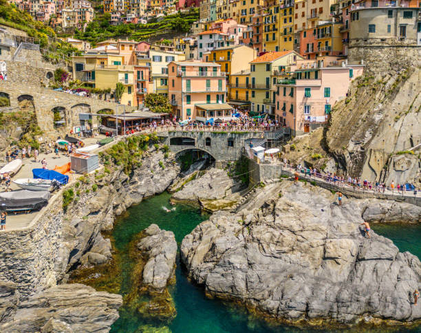 manarola promenade - manarola foto e immagini stock