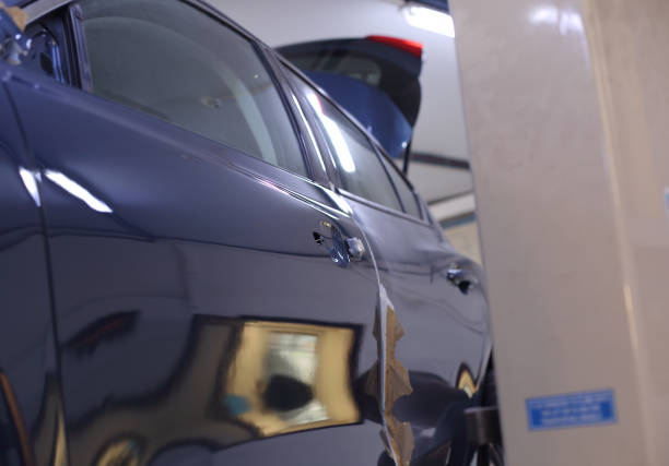 istock Painting cars 1500950986