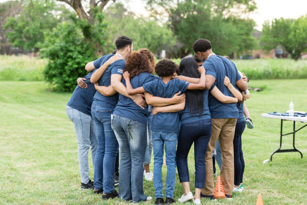 istock Before starting work, volunteers huddle to pray 1500955812