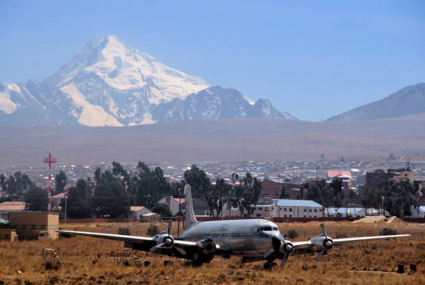 douglas dc-4 aereo di linea abbandonato all'aeroporto internazionale di el alto, la paz, bolivia - airfield mountain snow airport foto e immagini stock
